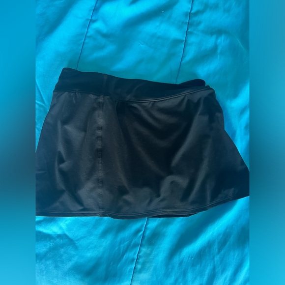 Nike women’s black Nike tennis skirt with white Nike swoosh - Picture 4 of 7